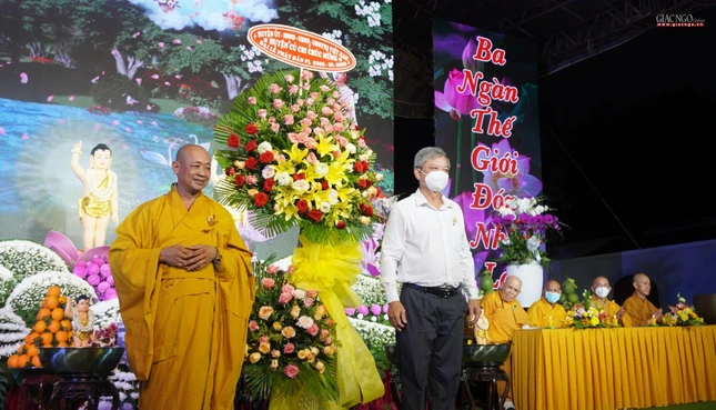 Lẵng hoa chúc mừng của chính quyền huyện Củ Chi