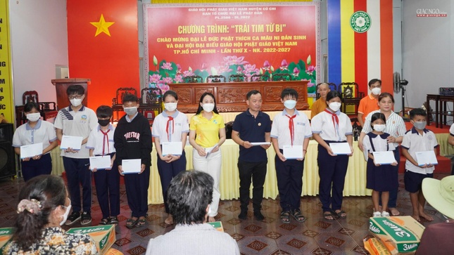 Tặng 100 suất học bổng đến các học sinh