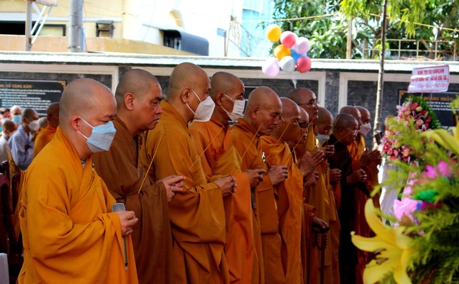 Dâng hương cúng dường