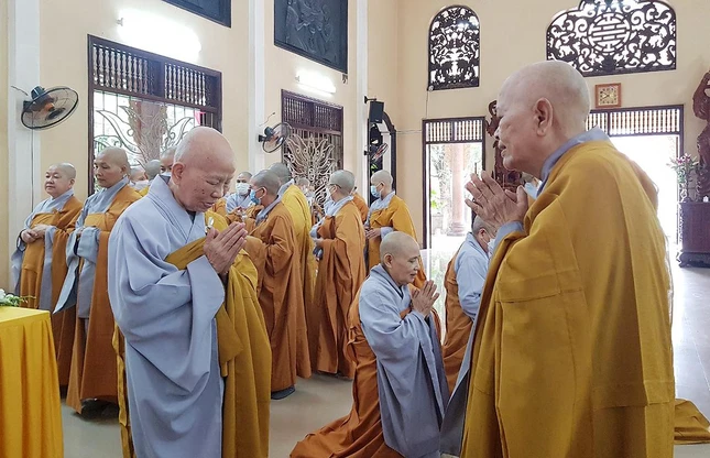 Nhị vị Ni trưởng đối thú an cư