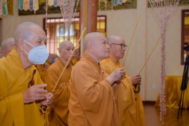 Hòa thượng Chủ tịch Hội đồng Trị sự, cùng chư tôn đức niệm hương - Ảnh: Đăng Huy