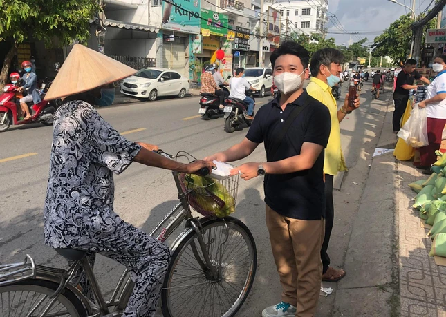 Trao quà tặng đến người đi đường Trao quà tặng đến người đi đường