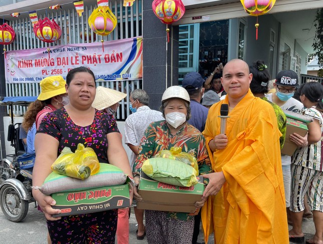 Đại đức Thích Huệ Đạo, chùa Thiên Nguyên (Tiền Giang) tặng quà đến bà con