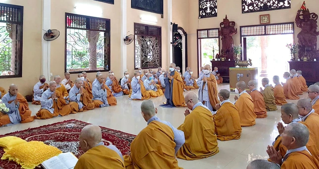 Ni sư Thích nữ Huệ Trí và Ni sư Thích nữ Diệu Minh tuyên lại lời giáo giới của Đại Tăng