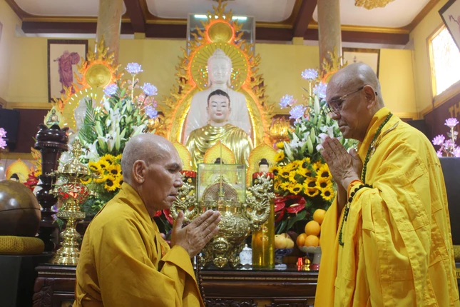 Nhị vị Hòa thượng tác pháp đối thú thọ an cư