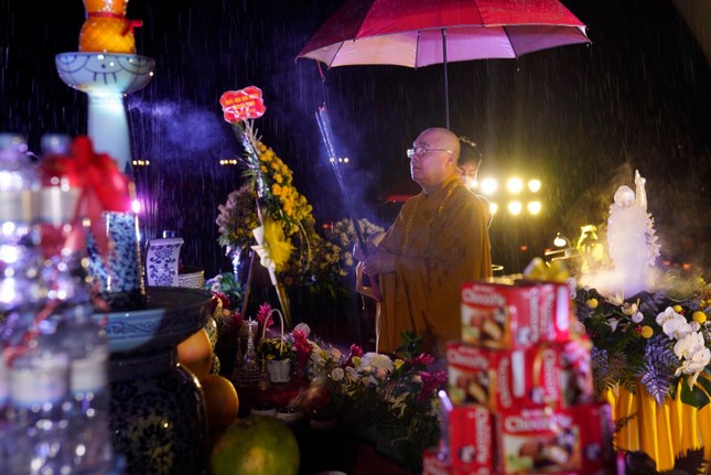 Hòa thượng Thích Thanh Nhiễu dâng hương