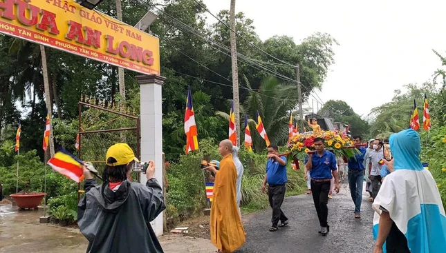 Đoàn rước Phật quay lại chùa