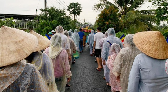 Phật tử đội mưa theo sau kiệu rước Phật đản sanh Phật tử đội mưa theo sau kiệu rước Phật đản sanh