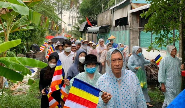 Dù trời mưa nhưng rất hoan hỷ