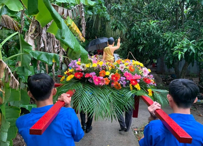 Lần đầu tiên Phật về quanh các con đường gần chùa An Long trong mùa Phật đản Phật lịch 2566
