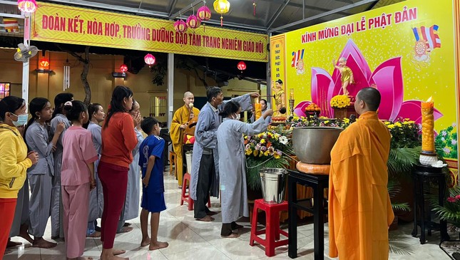 Thực hiện nghi thức Tắm Phật Thực hiện nghi thức Tắm Phật