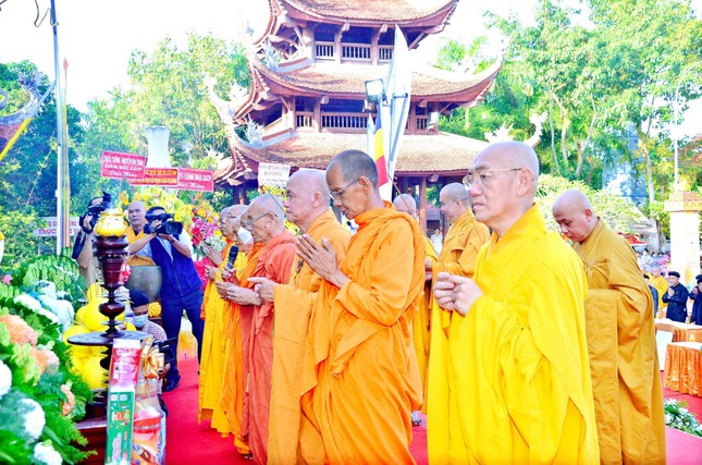 Chư tôn đức giáo phẩm dâng hương lễ Phật