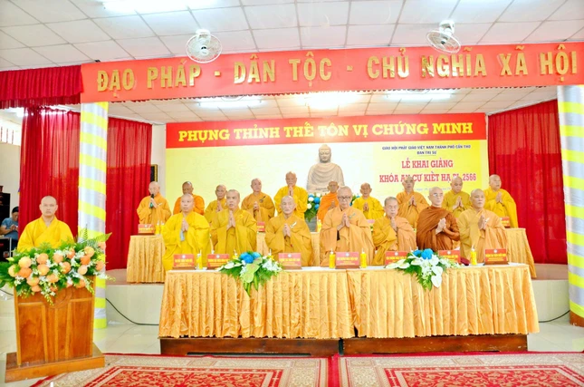 Chư tôn đức Chứng minh