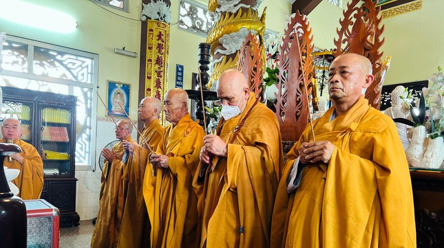 Niệm hương đảnh lễ Tam bảo