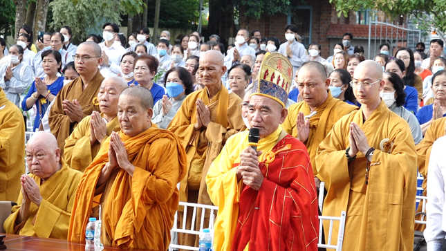 Chư tôn đức cử hành nghi thức khánh đản Chư tôn đức cử hành nghi thức khánh đản