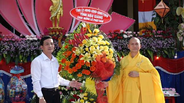 Thượng tọa Thích Phước Thành, Trưởng ban Trị sự GHPGVN tỉnh Hậu Giang đón nhận lẵng hoa chúc mừng của chính quyền tỉnh Hậu Giang Thượng tọa Thích Phước Thành, Trưởng ban Trị sự GHPGVN tỉnh Hậu Giang đón nhận lẵng hoa chúc mừng của chính quyền tỉnh Hậu Giang