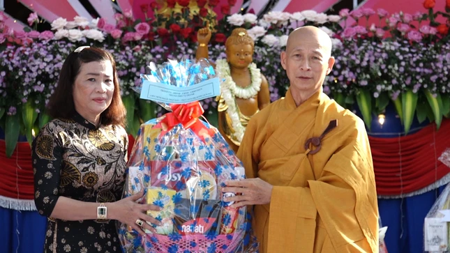 Thượng tọa Thích Thông Hạnh, Phó Thường trực Ban Trị sự GHPGVN tỉnh Hậu Giang nhận quà chúc mừng Phật đản của chính quyền TP.Vị Thanh