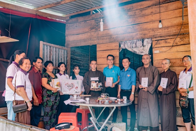 Đến gia đình các em học sinh thăm hỏi và trao các suất quà