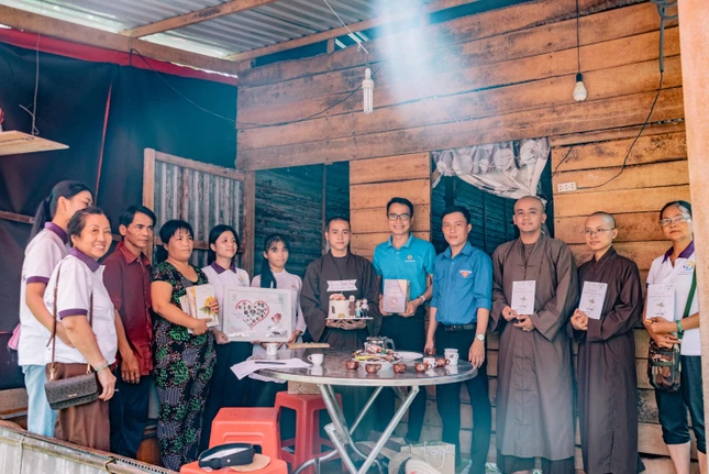 Đến gia đình các em học sinh thăm hỏi và trao các suất quà