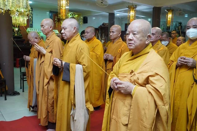 Chư tôn đức Ban Trị sự GHPGVN TP.HCM, TP.Thủ Đức và Thiên Thai giáo quán tông tưởng niệm