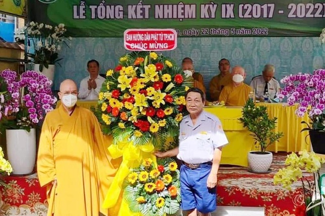 Hòa thượng Thích Tắc Huê, Phó ban kiêm Trưởng Phân ban Hướng dẫn Cư sĩ Phật tử TP.HCM trao lẵng hoa chúc mừng đến Huynh trưởng Thị Cư, Trưởng Phân ban Hướng dẫn Gia đình Phật tử TP.HCM