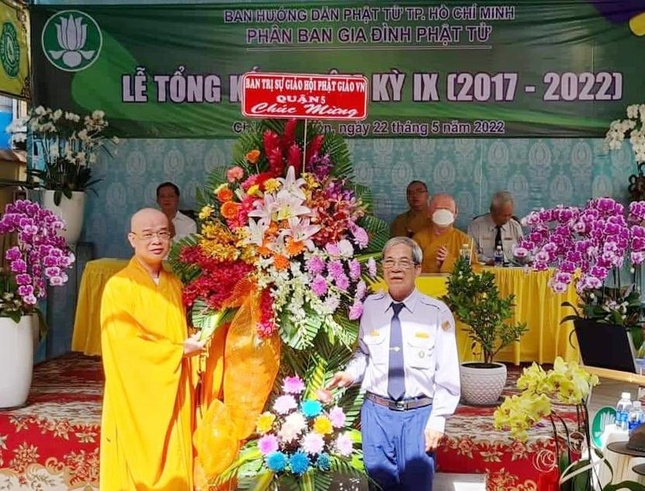 Lẵng hoa chúc mừng của Phật giáo quận 5