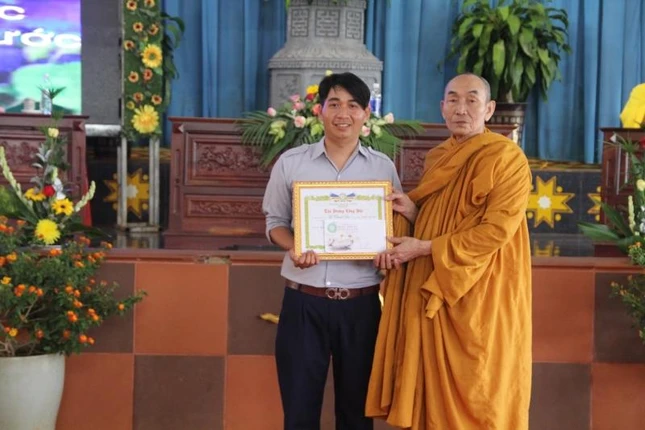 Hòa thượng Giác Tiến trao giải đến Phật tử