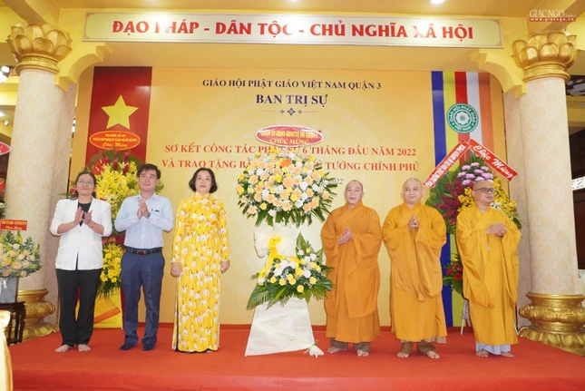 Chính quyền quận 3 trao tặng lẵng hoa chúc mừng Chính quyền quận 3 trao tặng lẵng hoa chúc mừng