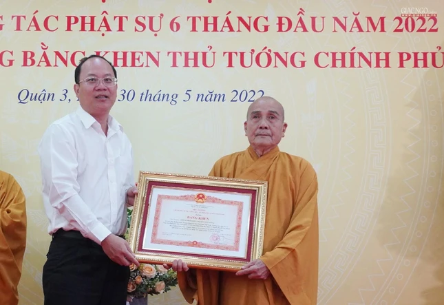Hòa thượng Thích Minh Hiền nhận bằng khen của Thủ tướng Chính phủ Hòa thượng Thích Minh Hiền nhận bằng khen của Thủ tướng Chính phủ