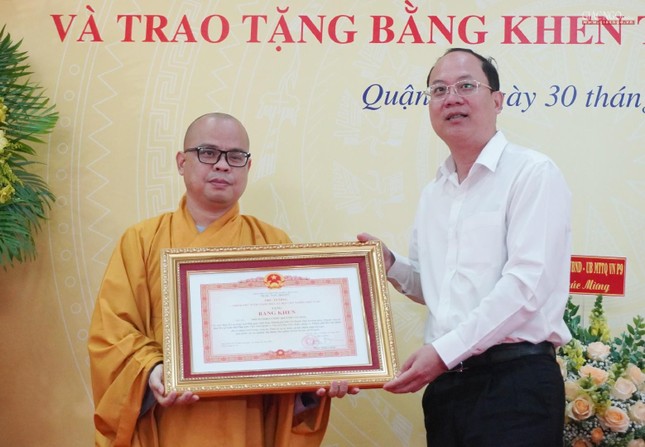 Ông Nguyễn Hồ Hải trao bằng khen của Thủ tướng Chính phủ đến Đại đức Thích Thiện Châu