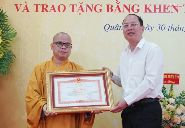 Ông Nguyễn Hồ Hải trao bằng khen của Thủ tướng Chính phủ đến Đại đức Thích Thiện Châu Ông Nguyễn Hồ Hải trao bằng khen của Thủ tướng Chính phủ đến Đại đức Thích Thiện Châu