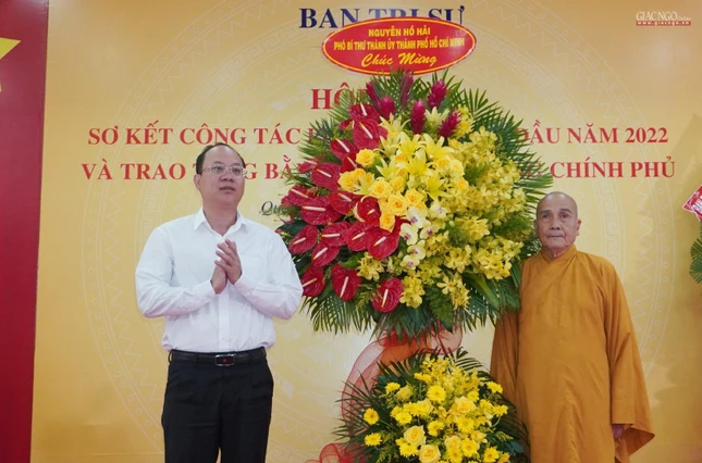 Ông Nguyễn Hồ Hải tặng lẵng hoa chúc mừng Ông Nguyễn Hồ Hải tặng lẵng hoa chúc mừng