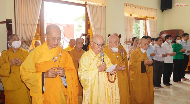 Chư tôn đức chứng minh, đại diện chính quyền dâng hương lễ Phật