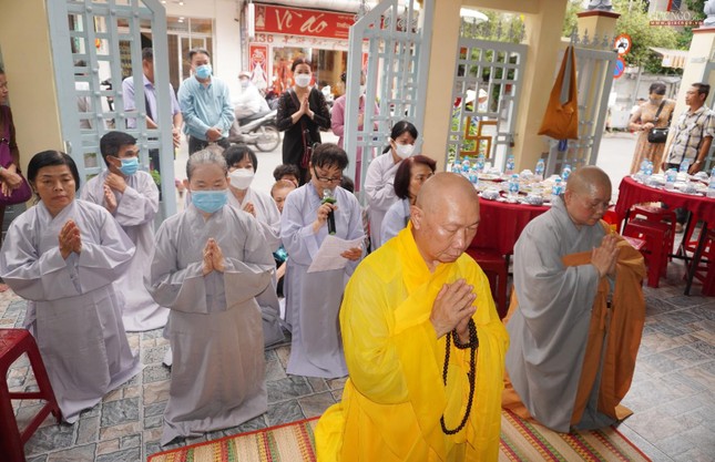 Hòa thượng Thích Minh Trí chùa Phước Quang, cùng Phật tử tác bạch cúng dường trai Tăng Hòa thượng Thích Minh Trí chùa Phước Quang, cùng Phật tử tác bạch cúng dường trai Tăng