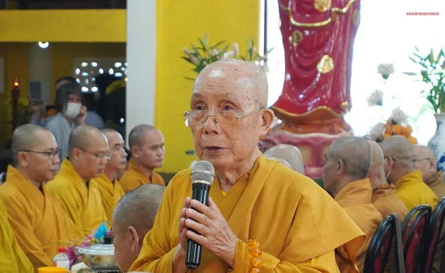 Hòa thượng Thích Tịnh Hạnh, Thành viên Hội đồng Chứng minh, Chứng minh Ban Trị sự GHPGVN TP.HCM, đại diện môn đồ pháp quyến tổ đình Phật Bửu tác bạch cúng dường trai Tăng