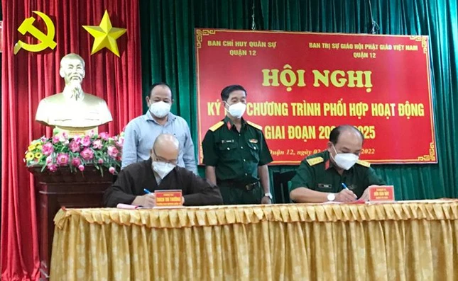 Ban Trị sự GHPGVN quận 12 ký kết phối hợp hoạt động với Ban chỉ huy Quân sự quận - Ảnh: BCH quận 12