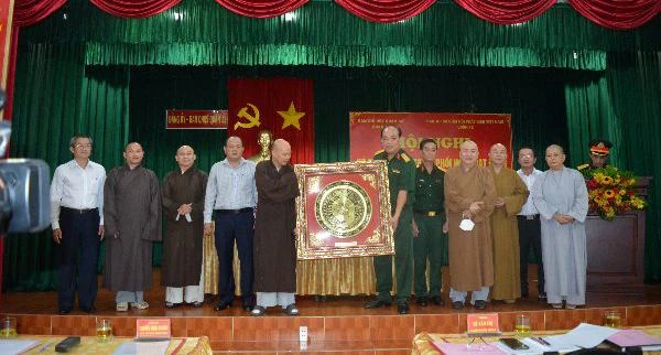 Tặng quà lưu niệm tại lễ ký kết - Ảnh: BCH quận 12