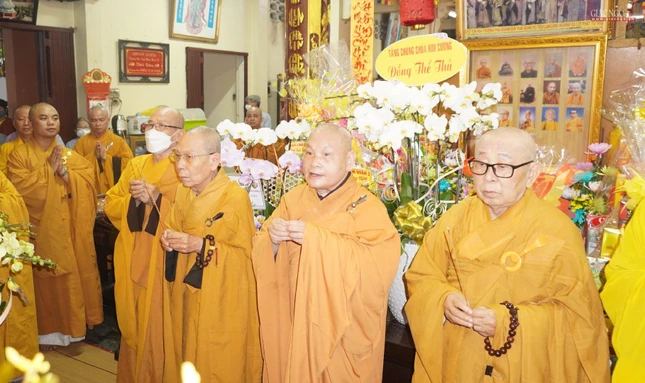 Chư tôn đức niêm hương tưởng niệm