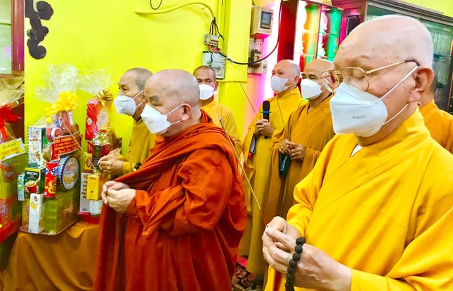 Chư tôn giáo phẩm niêm hương tưởng niệm - Ảnh: TX