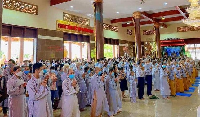 Phật tử cúng dường trường hạ