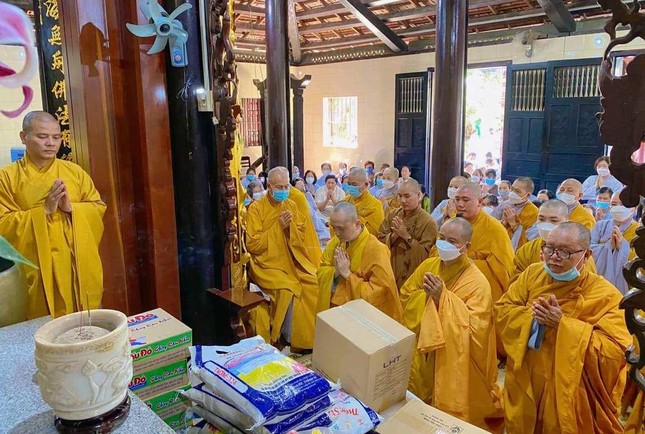 Cúng dường tại chùa Giác Thiên