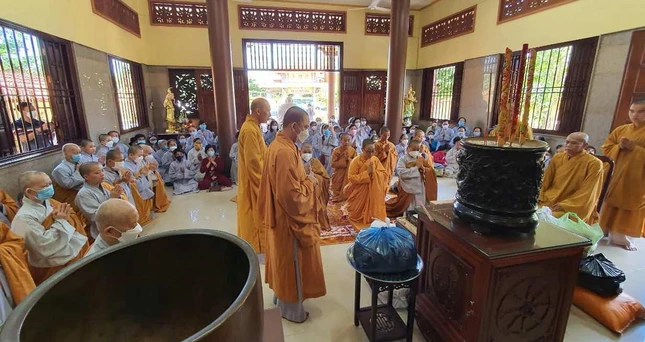 Phật giáo huyện Mang Thít cúng dường trường hạ trong tỉnh Vĩnh Long