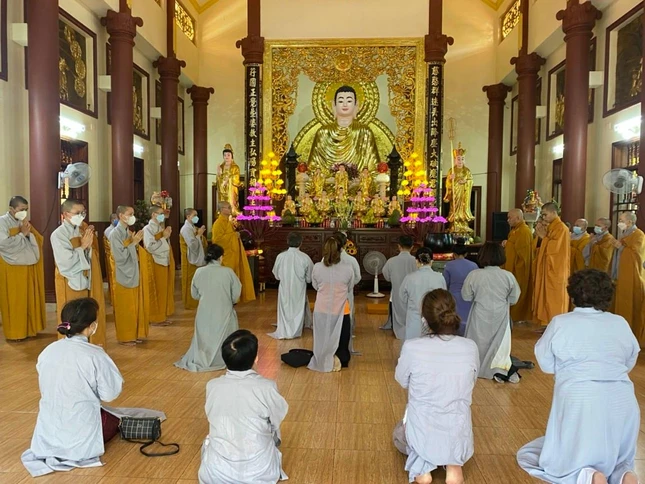 Đoàn cúng dường đến các trường hạ tỉnh Long An, Đồng Tháp, TP.Cần Thơ - Ảnh: NT