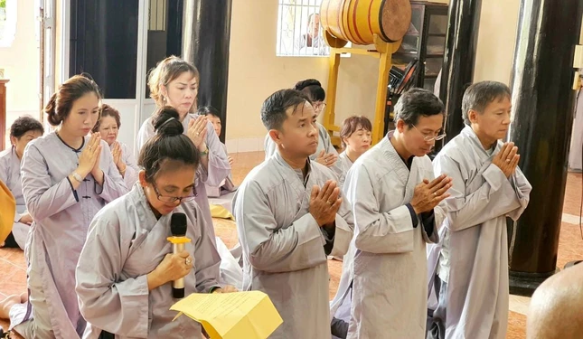 Đại diện Phật tử tác bạch cúng dường - Ảnh: NT