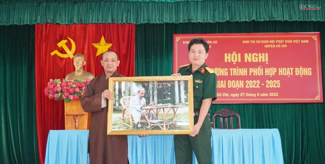 Thượng tọa Thích An Thường, Trưởng ban Trị sự nhận quà tặng lưu niệm của Ban Chỉ huy Quân sự huyện Củ Chi do Trung tá Thi Hoàng Minh trao tặng Thượng tọa Thích An Thường, Trưởng ban Trị sự nhận quà tặng lưu niệm của Ban Chỉ huy Quân sự huyện Củ Chi do Trung tá Thi Hoàng Minh trao tặng