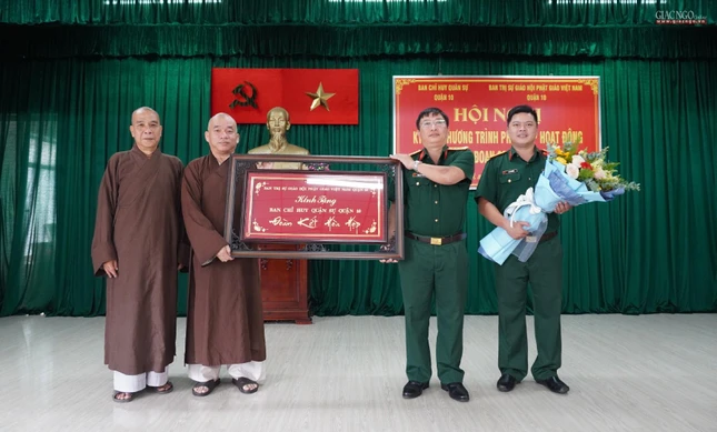 Phật giáo quận 10 tặng quà lưu niệm đến Ban Chỉ huy Quân sự quận 10