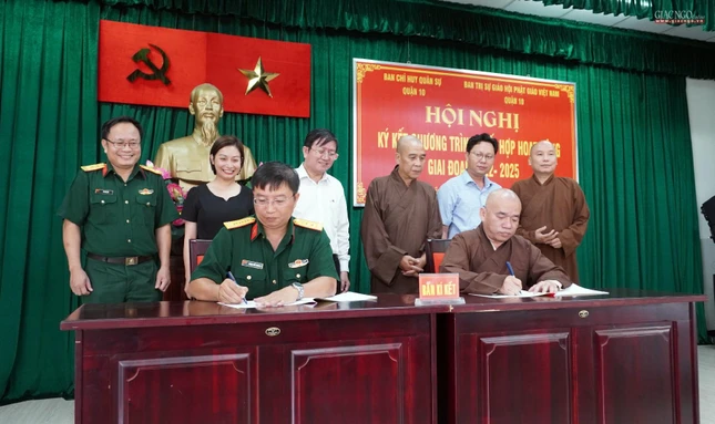 Thượng tá Phạm Viết Thanh và Thượng tọa Thích Nhật Thiện ký kết phối hợp