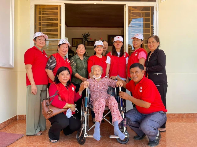 Trao tặng xe lăn tận nhà cho người lớn tuổi - Ảnh: TĐ Trao tặng xe lăn tận nhà cho người lớn tuổi - Ảnh: TĐ