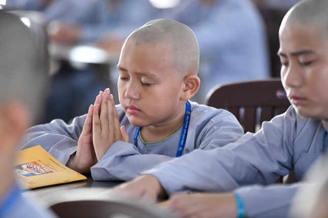 "Búp sen tay chắp lại / Chào vị Phật tương lai / Thương không thiếu một ai / Mong sớm thành Chính giác"