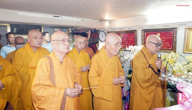 Chư tôn đức niêm hương tưởng niệm đại tường Hòa thượng Thích Minh Nghĩa